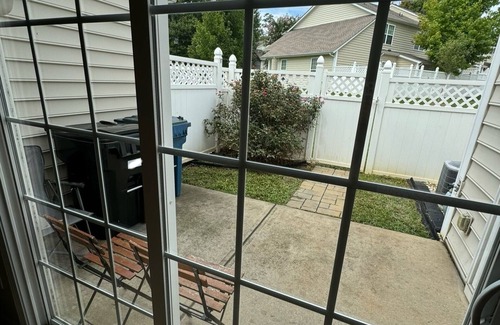 Belmont House | Spacious 2 beds 3 baths home with fenced yard. Great location!