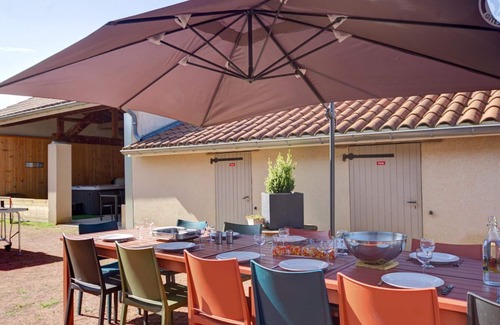 L'Hopital-le-Grand Cottage | Spacious 230m² Cottage with Spa, Garden & Games in Renovated Farmhouse