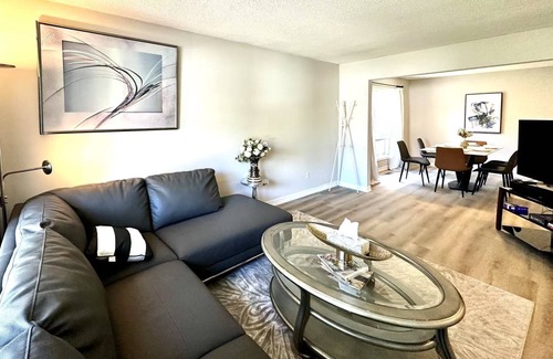 Milliken Villa | Spacious （238 sq meters）5-bedroom villa in fabulous Toronto with free parking