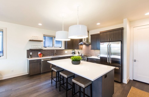 Bend House | SPACIOUS ~ 24-hr staff ~ clean + modern ~ wifi ~ parking ~ hot tub ~ firepit 🐶