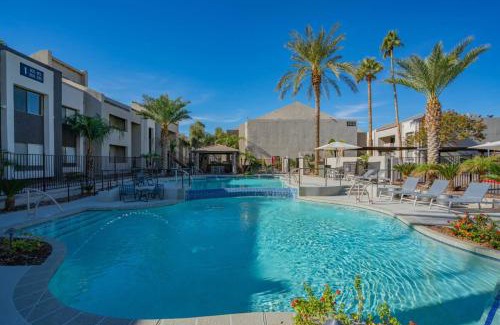Cox Heights Apartment | Spacious 2BD - Parking, Gym, Pool - Sleep 8 - 5Min Casino