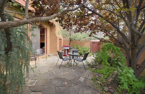 Historic Eastside House | Spacious 2bd Twhm - 5 minute walk to Canyon Road- private courtyard w/grill
