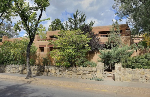 Historic Eastside House | Spacious 2bd Twhm - 5 minute walk to Canyon Road- private courtyard w/grill