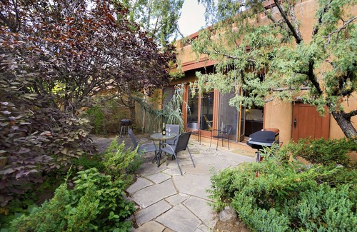 Historic Eastside House | Spacious 2bd Twhm - 5 minute walk to Canyon Road- private courtyard w/grill