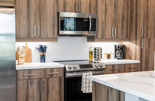 Cedars Apartment | Spacious 2bdr w/gym, firepit, pooltable Downtown