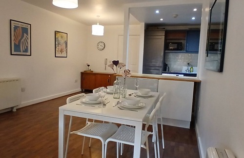 Haroldʼs Cross Apartment | Spacious 2Bed Aparment-Only15Minutes to City