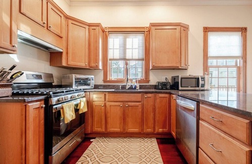 Inman Square House | Spacious 2BR 2BA Condo & 2x Parking, Minutes from Central Sq, MIT, Harvard.