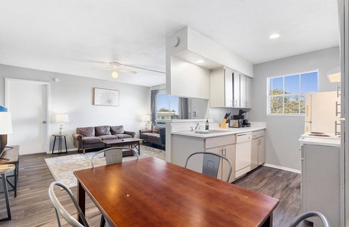 North University Apartment | Spacious 2BR/2BA in Hydepark 9232