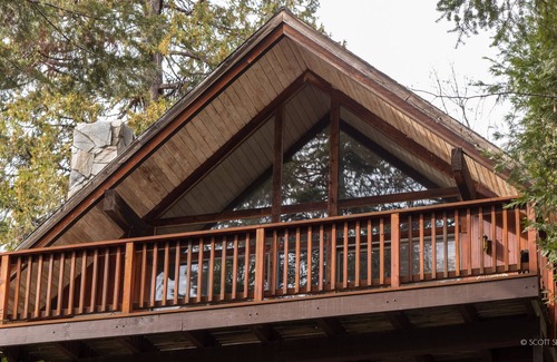 Fish Camp House | Spacious, 2BR/3Ba, A/C, EV charger, game room, pool table, 2 miles from Yosemite