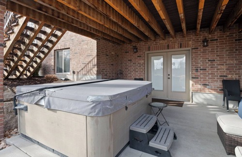 Sunset Heights Apartment | Spacious 2BR Basement Suite w/Hot Tub, Theater, Full Kitchen. Near UVU/BYU