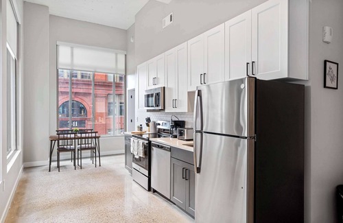 Downtown Cincinnati Apartment | Spacious 2BR CozySuites | OTR Downtown #08
