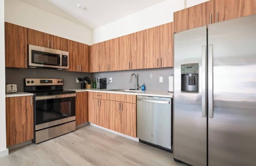 Newark Hotel | Spacious 2BR ! Free Parking ! 30 Min to NYC