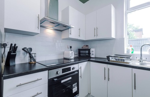 Droylsden House | Spacious 2BR House, Free Wi-Fi & Parking, Near Tram Stop, Close to City & Etihad