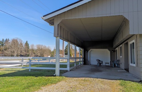 East Olympia House | Spacious 2BR house. Pet friendly with fenced yard. Outdoor covered patio.