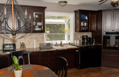 Norwichtown Cottage | Spacious 2BR Norwich Cottage