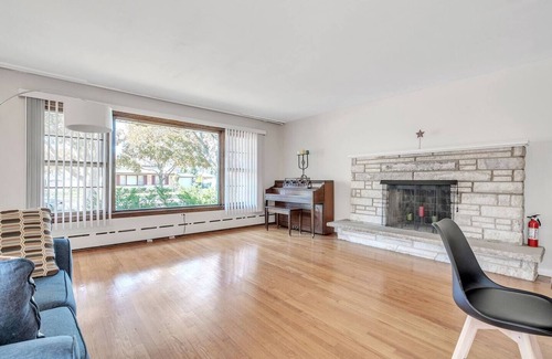 Niles House | Spacious 2BR | Quiet Long-Term Stays | Niles, IL