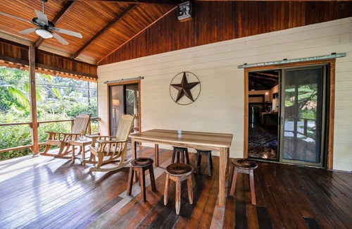 Cocles House | Spacious 2nd floor apt - a min’ walk to the beach