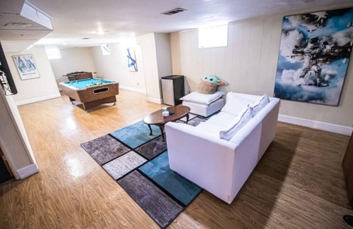 Grosse Pointe House | Spacious 3 BR Modern Home in Grosse Pointe Park