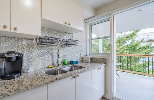 Montreal Apartment | Spacious 3 bdr apartment , Free parking