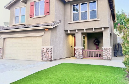 Raisin House | Spacious 3 bdrm/2.5 ba + loft near Clovis/hospital