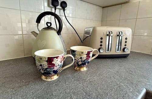 Wolverhampton House | Spacious 3-Bed Contractor-Friendly with Parking in Wolverhampton