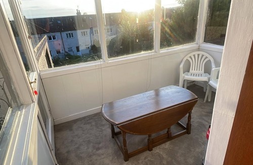 Drumchapel House | Spacious 3 Bed Family Friendly Home with Garden & Parking, Sleeps 6 & Baby, Nea