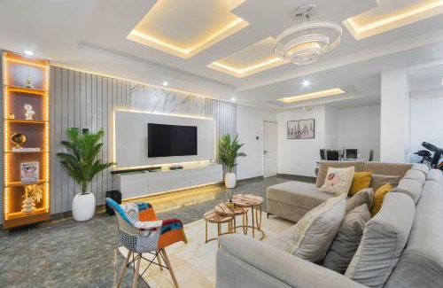 Ofin Apartment | Spacious 3 bed - Fast Internet - Free Parking - Swimming Pool