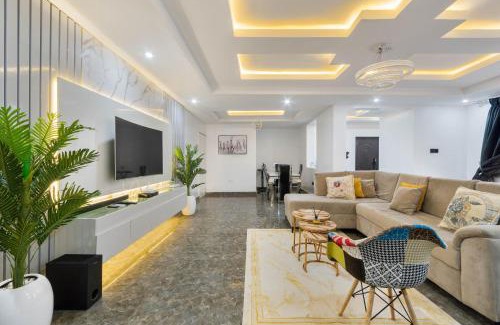Ofin Apartment | Spacious 3 bed - Fast Internet - Free Parking - Swimming Pool