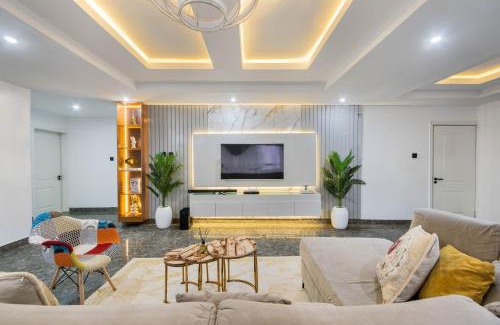 Ofin Apartment | Spacious 3 bed - Fast Internet - Free Parking - Swimming Pool