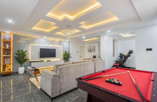 Ofin Apartment | Spacious 3 bed - Fast Internet - Free Parking - Swimming Pool