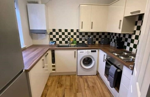 Lowestoft House | Spacious 3 bed flat a stones throw from the beach