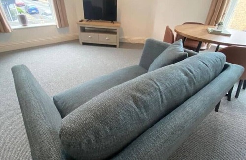 Lowestoft House | Spacious 3 bed flat a stones throw from the beach