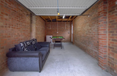 Hartwell House | Spacious 3-Bed House with Parking and Garden