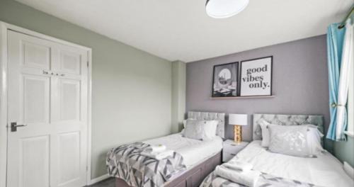 Wootton Apartment | Spacious 3-Bed Home Near M1, Sky TV & Netflix Included 2x Parking Spaces Garden Fast Wifi Contractors Travellers Relocators Leisure Welcome