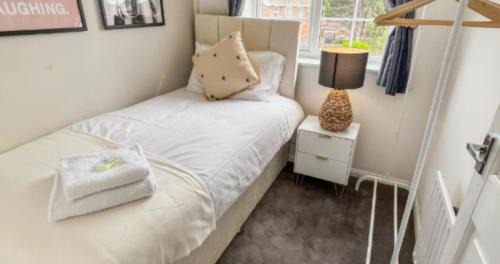 Wootton Apartment | Spacious 3-Bed Home Near M1, Sky TV & Netflix Included 2x Parking Spaces Garden Fast Wifi Contractors Travellers Relocators Leisure Welcome