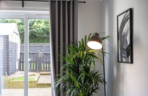 Little Hay House | Spacious 3 Bed House, 5mins to HS2/NEC/Airport.