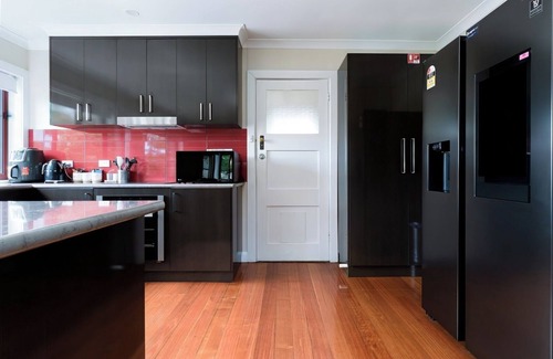 Newstead Apartment | Spacious 3-Bed, Mins from City Centre