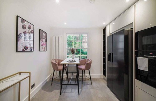 Pembridge Apartment | Spacious 3-bed split level flat on iconic road