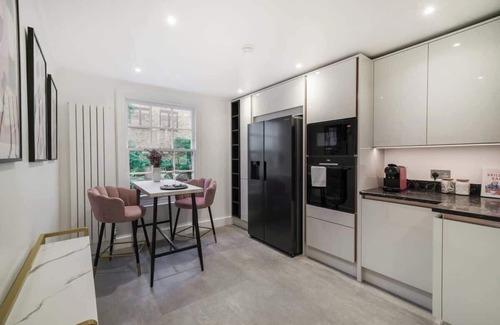 Pembridge Apartment | Spacious 3-bed split level flat on iconic road