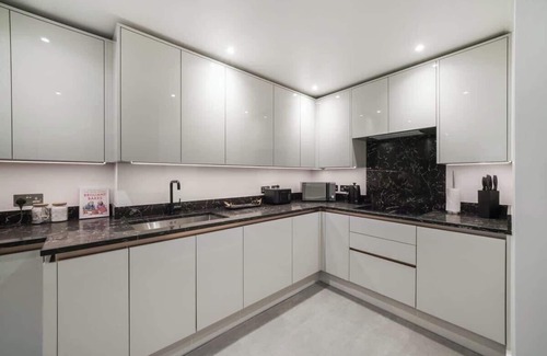 Pembridge Apartment | Spacious 3-bed split level flat on iconic road