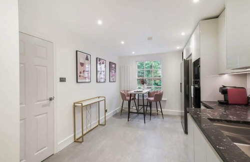 Pembridge Apartment | Spacious 3-bed split level flat on iconic road