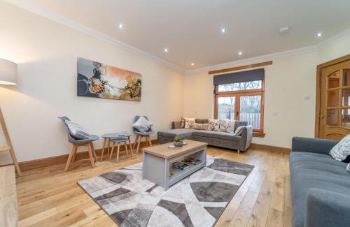 Duddingston Apartment | Spacious 3 Bed Townhouse with Parking