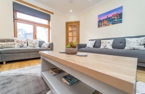 Duddingston Apartment | Spacious 3 Bed Townhouse with Parking