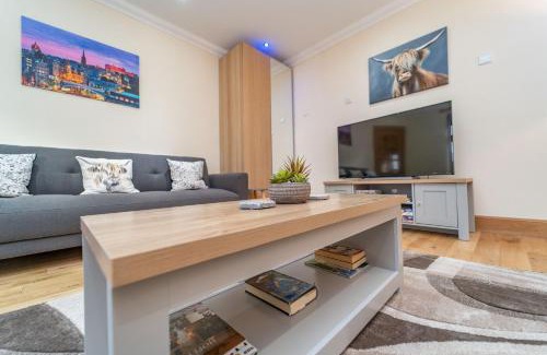 Duddingston Apartment | Spacious 3 Bed Townhouse with Parking
