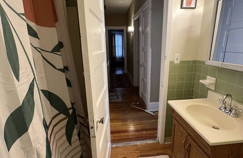 Albany Apartment | Spacious 3-bedroom apartment in peaceful Albany with AC, WiFi.