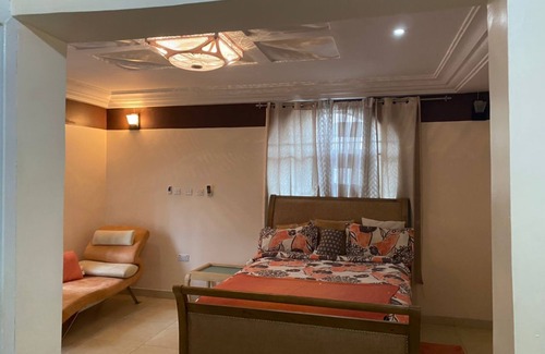 Osu Klottey Apartment | Spacious 3-bedroom apartment with WiFi and AC in East Legon Accra