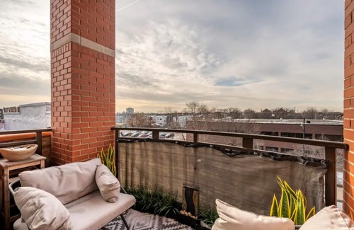 Kenwood Condo | Spacious 3-bedroom corporate condo in wonderful North Kenwood in Hyde Park