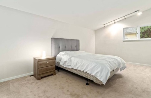 Dunbar House | Spacious 3 bedroom home with free parking
