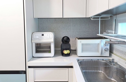 Sinsu-dong Villa | Spacious 3-Bedroom Home in Trendy Seoul Near Gyeongui Line Forest Park.