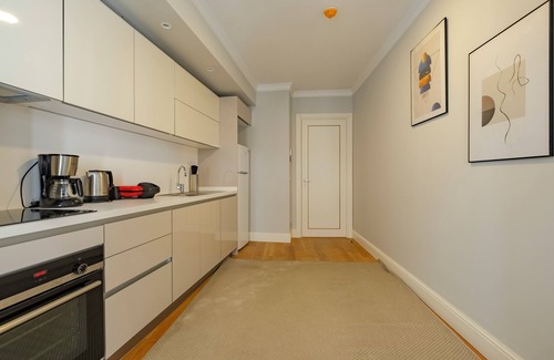Taksim Apartment | Spacious 3-Bedroom with AC, Elevator & Free Parking – to 1 min to Taksim Square